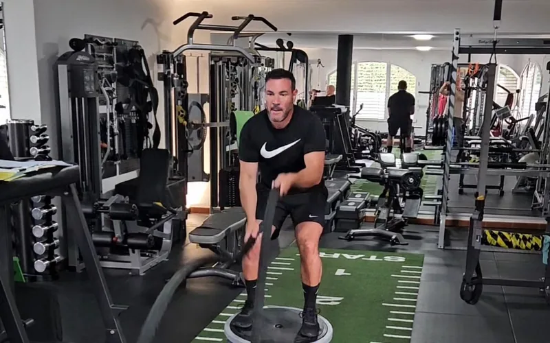 Marco Fattorelli beim intensiven Training mit Battle Ropes im Studio in Widen
