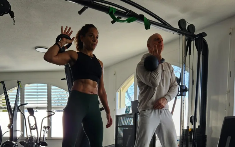 Marco Fattorelli betreut eine Kundin beim Kettlebell-Training im Studio